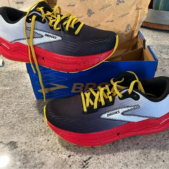 Brooks Women’s Running Shoes Ghost Max 2 Mickey Mouse NIB - Picture 2 of 7